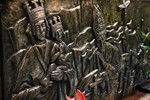 Na velikom uzdužnom reljefu s južne strane groba prepoznajemo blaženoga Alojzija Stepinca, nadbiskupa koadjutora, na svečanosti krunjenja čudotvornog kipa Majke Božje Bistričke u Mariji Bistrici, 7. srpnja 1935.
